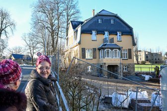 Nach jahrzehntelangen Mühen: Schmidt-Rottluff-Museum in Chemnitz öffnet Anfang April - Die Gerüste sind verschwunden: Das Elternhaus von Karl Schmidt-Rottluff an der Limbacher Straße 382 mit neuer gelb-ockerfarbener Fassade ist so gut wie fertig saniert und wird ab Januar von den Kunstsammlungen als Museum eingerichtet. Bereits vergangenen Sonntag konnten Interessierte zum Tag der offenen Tür vorbeikommen.