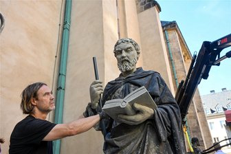 Nach jahrzehntelanger Odyssee: Die Apostelfiguren sind zurück an der Chemnitzer Stadtkirche - Der Apostel und Namensgeber der Jakobikirche, St. Jacobus, wurde von einem Lkw-Kran an seinen Platz gehoben. Steinrestaurator Andreas Muth begleitete die Rückkehr der Standfigur.