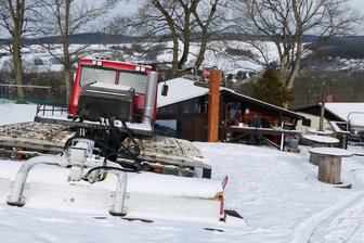 Nach Kabeldiebstahl beim Skiclub Falkenau: Vereine helfen mit Bratwurst und Glühwein - Schnee gab es schon mal im Januar am Falkenauer Skihang. Aber der reichte nur zum Rodeln.