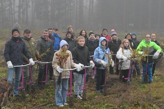 Nach Käfer-Invasion: Lößnitz bekommt 1200 neue Eichen - Schüler der Oberschule Lößnitz halfen beim Löcherstechen für die jungen Bäume. Mit im Bild: Henrik Lindner, der Geschäftsführer der Stiftung Wald für Sachsen (2. v. l.).