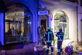 Nach Kellerbrand im Plauener „Sirtaki“: Schaden im gesamten Haus größer als zunächst angenommen - Arztpraxen betroffen - Nicht nur das griechische Restaurant Sirtaki hat der Brand am Freitagabend folgenreich getroffen.