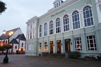 Nach Kino-Schließung in Crimmitschau: Sind bald Thriller im Theater zu sehen? - Können sich die Crimmitschauer bald Filme im Theater anschauen? Die Stadt bemüht sich um entsprechende Angebote.