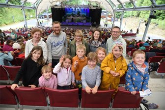 Nach Kita-Brand in Rothenkirchen: Chursachsen laden Kindergartenkinder zu Musical „Bibi Blocksberg“ nach Bad Elster ein - Die Kinder und ihre Eltern von der Kita in Steinberg wurden von der Chursächsischen Veranstaltungs GmbH zum Kinder- und Familienmusical Bibi Blocksberg - Alles wie verhext in das Naturtheater nach Bad Elster eingeladen.