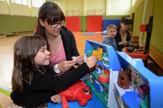 Nach Kita-Brand in Steinberg: Kinder ziehen um - Das Notquartier in der Turnhalle hat ausgedient. Nora spielt mit Tanja Günther jetzt woanders.