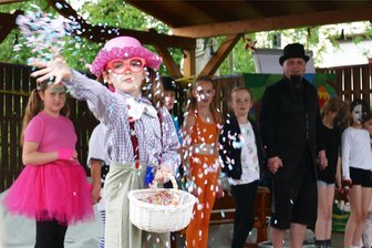 Nach Kita-Umbenennung: Venusberg hat jetzt einen Märchenwald - Anlässlich des Jubiläums hatten die Mädchen und Jungen der Kita ein Programm vorbereitet, mit dem sie großen Beifall von den zahlreich erschienenen Eltern ernteten.