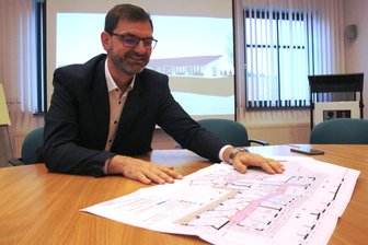 Nach Kitabrand in Rothenkirchen: Pläne für den Neubau vorgestellt - Bürgermeister Andreas Gruner reichte am Donnerstag den Bauantrag im Landratsamt ein.