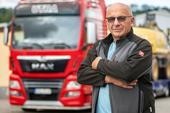 Nach Klage gegen Verkehrsminister: Spediteur aus dem Erzgebirge rennt seit fünf Jahren 100.000 Euro hinterher - Unternehmer Andreas Börner vor einem seiner Lkw. Bisher blieb er auf einem Anspruch von gut 100.000 Euro sitzen.