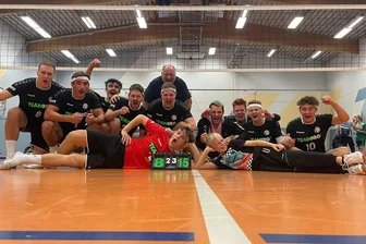 Nach klarem Rückstand: Freiberger Sachsenklasse-Volleyballer gewinnen ihr Auftaktspiel - Spiel gedreht: Die Freiberger Sachsenklasse-Volleyballer, die sich in dieser Saison den Bronzeplatz als Ziel gesetzt haben, sackten zum Auftakt zwei Punkte ein.
