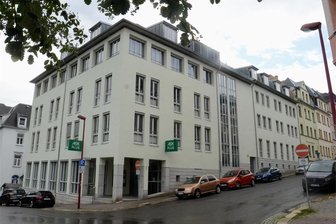 Nach Klartext vom Richter: Angeklagter aus dem Vogtland zieht Antrag auf Berufung zurück - An der AOK-Geschäftsstelle Auerbach hatte der Angeklagte im April 2022 eine Fensterscheibe zertrümmert und ein davor parkendes Auto beschädigt.
