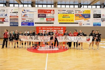Nach Klassenerhalt in der Bundesliga: BSV Sachsen Zwickau versteigert Trikots - Bei der Trikotversteigerung geht es um die schwarzen Shirts der Feldspielerinnen und die roten Trikots der Torhüterinnen, die auf dem Foto bei der Dankeschön-Aktion an die Fans nach dem Heimspiel gegen Göppingen zu sehen sind.