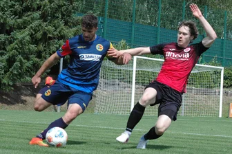 Nach Klatsche beim HFC Colditz: Entscheidung über Lunzenauer Klassenerhalt fällt am letzten Spieltag - Elias Loth (l.), hier im Duell mit HFC-Torschütze Fabio Riedl, blieb mit den Lunzenauer Fußballern in Hausdorf ohne Punkte.