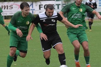 Nach Klatsche schon unter Druck - In der vergangenen Saison schnürte Steven Tonne - hier in einer Partie gegen Mühltroff - noch für den FC Stollberg die Töppen. Nun will er mit Reinsdorf-Vielau gegen den FCS Tore schießen.