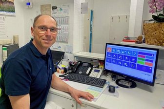 Nach Klinik-Aus in Reichenbach: Orthopäde operiert nun in Plauen - Dr. Alexander Ziegert in seiner Orthopädie-Praxis am Reichenbacher Markt.