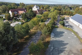 Nach Knöllchen-Ärger am Wasserschloss Klaffenbach: Stadtverwaltung Chemnitz rudert zurück - Zu beliebten Veranstaltungen wie dem Naturmarkt ist der große Parkplatz am Wasserschloss schnell belegt. Trotz Einweisung gab es am Sonntag dort Ärger.