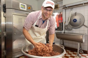 Nach Knöllchen-Ärger im Erzgebirge: Warum vor Fleischerei weiter falsch geparkt wird - Drinnen bereitet Juniorchef Rico Schaarschmidt Wurst vor. Draußen vor der Annaberger Fleischerei stehen zu Stoßzeiten Kunden auch mal im Parkverbot. Das sorgt seit Längerem für Ärger.