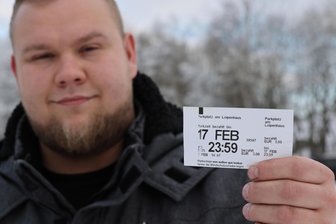 Nach Knöllchenärger im Erzgebirge: Gemeinde und Gastronom mit Bockwurst-Rabatt am Oberbecken - Ein Teil des Parkticket-Preises können sich Autofahrer am Oberbecken in Markersbach jetzt erstatten lassen. Das Angebot unterbreitet Philipp Schürer, Inhaber der Hundsmartereinkehr, gemeinsam mit der Kommune.