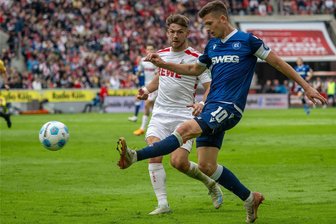 Nach Kölns Traumstart: KSC rettet Punkt bei Acht-Tore-Spektakel - Karlsruhes Marvin Wanitzek (rechts) avancierte mit drei Toren und einer Vorlage zum Spieler des Tages.