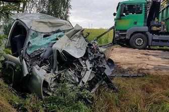 Nach Kollision mit Lkw in Zwickau: Renault-Fahrerin im Krankenhaus verstorben - Die Renault-Fahrerin, die am Dienstagabend mit einem Lkw im Zwickauer Ortsteil Hartmannsdorf zusammengestoßen war, ist im Krankenhaus ihren Verletzungen erlegen.