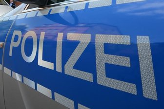 Nach Kollision: Zwei Autos fahren gegen Nachbarhäuser -