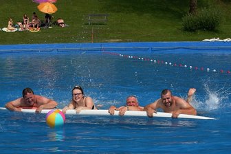 Nach Kraftakt vieler Helfer: Saisonstart im Freibad Steinbach glückt - Peter Tippmann, Alina Beyer, Ralf Barthel und Philipp Hanuschka (v.l.) machte das recht kühle Wasser nichts aus.