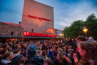Nach Kraftklub-Konzert in Chemnitz: Stadt prüft Bußgeld - Tausende kamen zu dem Mini-Open-Air am Schauspielhaus.