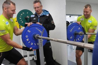 Nach Kraftraum und Ballettsaal ist Nico Ihle heiß auf Eis - Der Wintersportler wird im Sommer gemacht. Unter diesem Motto arbeiteten Nico Ihle und Trainer Klaus Ebert fleißig im Kraftraum.