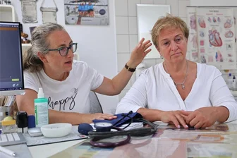 Nach Krankenhaus-Aus in Reichenbach: Hausärztin aus Netzschkau schlägt Alarm - Hausärztin Cornelia Georgi (rechts) aus Netzschkau mit ihrer Tochter Janine Berauer, die als Weiterbildungsassistentin zur Fachärztin für Allgemeinmedizin in ihrer Praxis tätig ist.