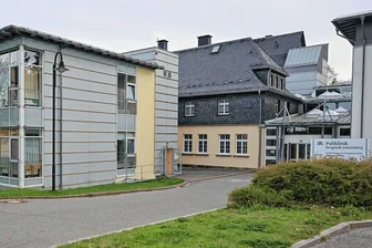 Nach Krankenhaus-Insolvenz: Wie Schneeberg seine medizinische Versorgung rettet - Neben der Poliklinik sollen im ehemaligen Bergarbeiterkrankenhaus Schneeberg weitere medizinische Versorger einziehen. 