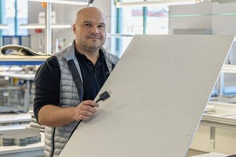 Nach Krise: Vogtländische Firma erschließt neue Märkte mit E-Strahlungsheizung - Will mit Produkt-Innovationen wie dieser Wärmewellenheizung für Häuser weniger Abhängigkeit von der Automobilbranche: Philipp Porst, Geschäftsführender Gesellschafter von C. H. Müller Heinsdorfergrund. 