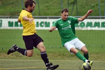 Nach Krisengespräch: Fußballer des BSC Rapid Chemnitz müssen im Abstiegskampf weiter auf junge Spieler setzen - Erst einen einzigen Sieg konnten die Fußballer des BSC Rapid um Keaton Hartmann (rechts) in dieser Saison holen.