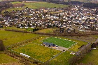 Nach Kritik: Stadt geht neue Wege bei Vereinsförderung - Der Sportkomplex in Pockau aus der Vogelperspektive. Dem FSV, aber auch allen anderen Vereinen im Stadtgebiet von Pockau-Lengefeld wird 2022 ein Zuschuss für die Kinder- und Jugendarbeit gezahlt. 