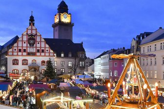 Nach Kritik von Gutachtern: Das soll sich dieses Jahr beim Plauener Weihnachtsmarkt ändern - Der Plauener Weihnachtsmarkt im Lichterglanz. In diesem Jahr gibt es ein neues Beleuchtungskonzept.
