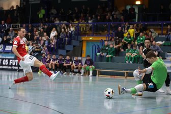 Nach kurzem Schreckmoment: Hohenstein-Ernstthal setzt Siegesserie in der Futsal-Bundesliga fort - Oleksandr Sorokin (links) stellte zu Beginn der zweiten Halbzeit mit dem Tor zum 3:1 die Weichen auf Heimsieg.