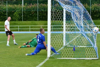Nach kurzer Pause: Fußballer des BSC Freiberg eröffnen neue Saison - Die Freiberger um Kevin Budach (l.), hier nach dem 1:0-Siegtreffer im letzten Saisonspiel in Mittweida, wollen auch in der neuen Spielzeit öfter jubeln.