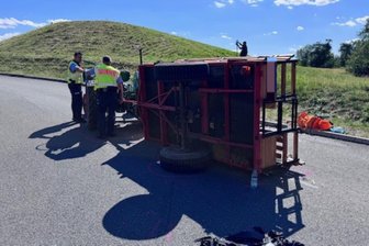 Nach Kutschen-Unfall mit elf Verletzten bei Zwickau: Polizei ermittelt gegen Traktor-Fahrer - Der umgekippte Anhänger war von einem Traktor gezogen worden.