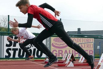 Nach lang ersehntem Startschuss gut in Form - Die beiden M-12-Starter Marc Buschmann (vorn) und Karl-Laurenz Fiedler vom LV 90 Erzgebirge beim Start des 75-Meter-Sprints.