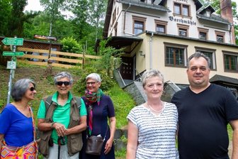Nach langem Leerstand: Kroate übernimmt Ausflugslokal - Dieses Mal hat es mit dem Essen in der Barthmühle bei Andrea und Miodrag Djurdjevic (rechts) noch nicht geklappt. Denn die Wirtsleute eröffnen erst am Samstag. Doch die drei Touristen aus dem Ruhrgebiet - von links: Gladys und Ciro Andrade, Lisa Overmeyer - wollen unbedingt wiederkommen.