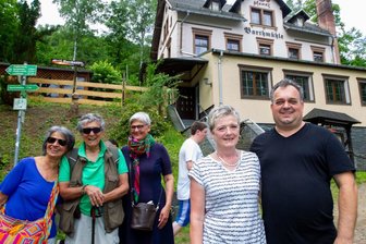 Nach langem Leerstand: Kroate übernimmt im Vogtland beliebtes Ausflugslokal im Elstertal - Dieses Mal hat es mit dem Essen in der Barthmühle bei Andrea und Miodrag Djurdjevic (rechts) noch nicht geklappt. Denn die Wirtsleute eröffnen erst am Samstag. Doch die drei Touristen aus dem Ruhrgebiet - von links: Gladys und Ciro Andrade, Lisa Overmeyer - wollen unbedingt wiederkommen.