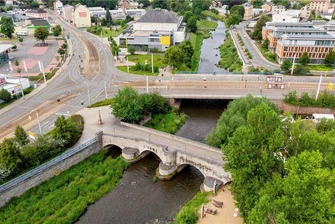 Nach langem Ringen: Neue Elsterbrücke in Plauen kann saniert werden - Die Neue Elsterbrücke ist eines der Eingangstore in die Innenstadt. Im Foto ist sie oberhalb der Alten Elsterbrücke zu sehen, die nur für Fußgänger freigegeben ist. Die Neue Elsterbrücke muss neu gebaut werden.