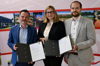 Nach langem Ringen: Zwickau unterzeichnet Vertrag für moderne Ballsporthalle - Vertrag unterzeichnet: OB Constance Arndt mit Jörg Bechmann (l.) und Henning Förster (Goldbeck).