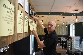 Nach langem Warten: Die „Ursuppe“ öffnet am Montag in Oelsnitz - Die Ursuppe in Oelsnitz ist startklar: Betreiber Michael Weißwange hat am Freitag das Bistro eingeräumt.