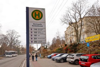 Nach langer Debatte: SPD, Linke und AfD kippen Oberlungwitzer Bushaltestellen-Projekt - An der Humboldt-Grundschule in Oberlungwitz halten mehrere Buslinien. Dort bleibt erst mal alles wie gehabt.
