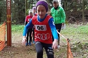 Nach langer Pause die ersten Hürden gemeistert - Der Steinkuppencrosslauf bietet viele Hindernisse. Zum Beispiel müssen die Starter über Holzbalken springen und balancieren. 