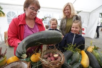 Nach langer Pause endlich wieder Trubel im Garten - Andrea Steger vom Förderverein des Botanischen Gartens (links) spricht mit den Zwillingen Charlotte und Henriette (r.) und ihrer Mutter Marlene Hoffmann über gesundes Gemüse.