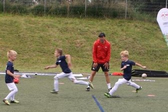 Nach langer Pause fehlt vor allem die Ausdauer - Für die jüngsten Kicker standen beim Fußballcamp von RB Leipzig in Neukirchen unter anderem Laufübungen auf dem Programm. 