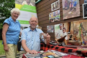 Nach langer Pause: Zschorlauer feiern Mondfest - Ruth und Harald Hunger haben den Verein Zschorlau.help vertreten, der sich für Menschen in Kenia einsetzt.