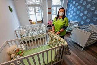 Nach langer Rettung: Ukrainische Waisenkinder finden in Chemnitz neue Heimat - Bereichsleiterin Kinderintensivpflege Susan Kubin im Zimmer, in dem die vier ukrainischen Waisenkinder leben.