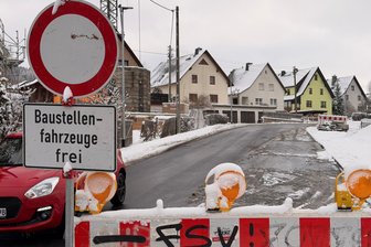 Nach langer Sperrung im Erzgebirge: Zubringer zum Fichtelberg wird vor Lichterfahrt freigegeben - Die S 268 in Crottendorf soll am Freitag wieder für den Verkehr freigegeben werden.
