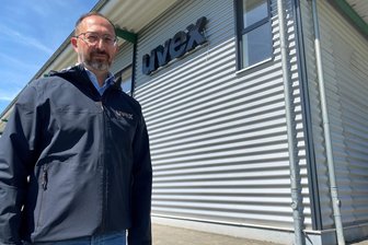 Nach langer Suche: Firma Uvex findet neuen Standort für Textilentwicklung im Vogtland - Daniele Grasso, Geschäftsführer von Uvex Safety Textiles, vor dem neuen Unternehmensgebäude in Neuensalz.