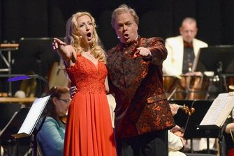 Nach langer Zwangspause: Orchester zündet in Rodewisch Klangfeuerwerk - Jeanette Wernecke und Heiko Reissig haben bei der Operettengala das Duett "Ganz ohne Weiber geht die Chose nicht" aus "Gräfin Mariza" von Emmerich Kálmán gesungen.